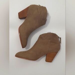 Violet & Red Jackson Lazer Cut topline Boots Taupe Size 9